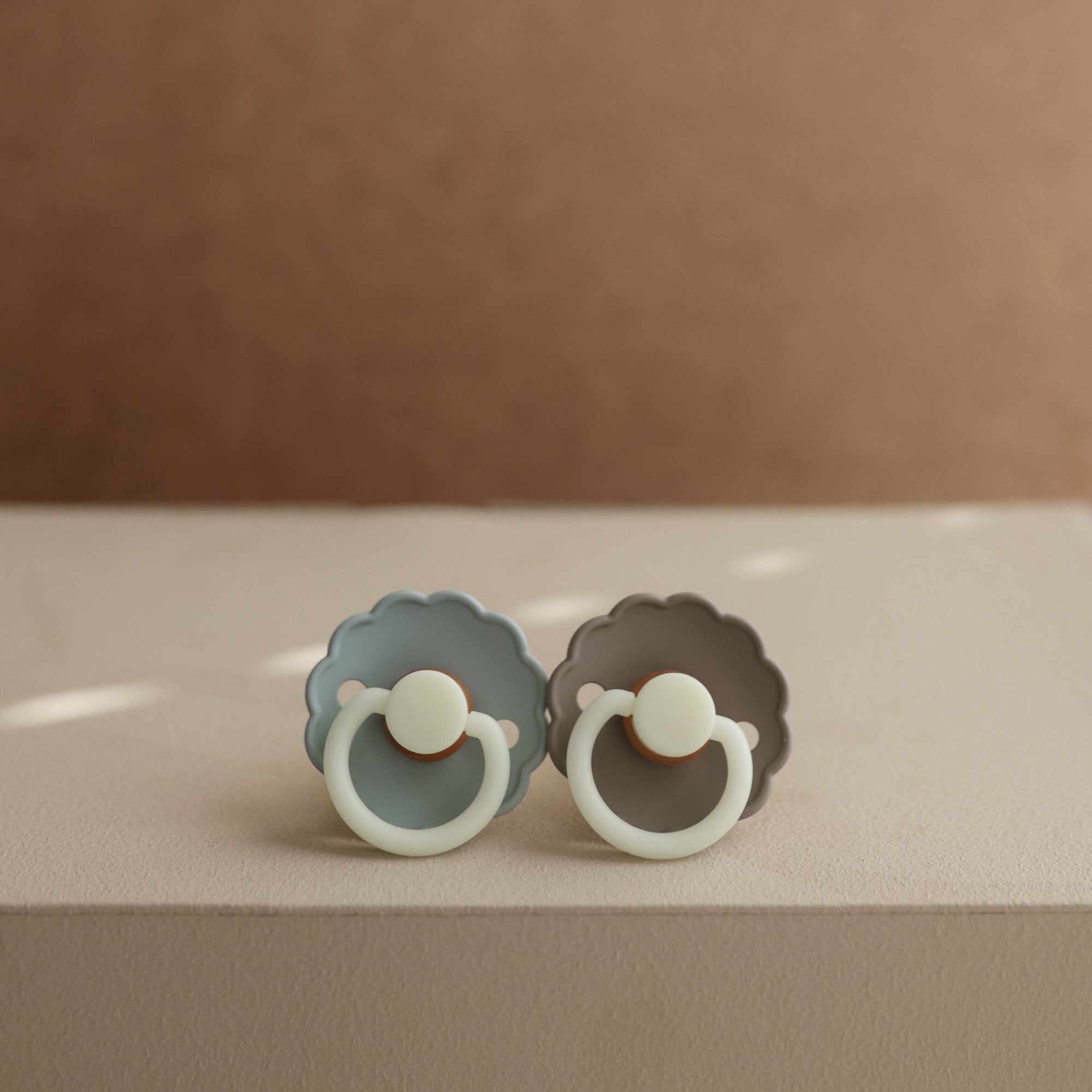 FRIGG Daisy Night Natural Rubber Pacifier 2-Pack FRIGG PACIFIERS Mushie