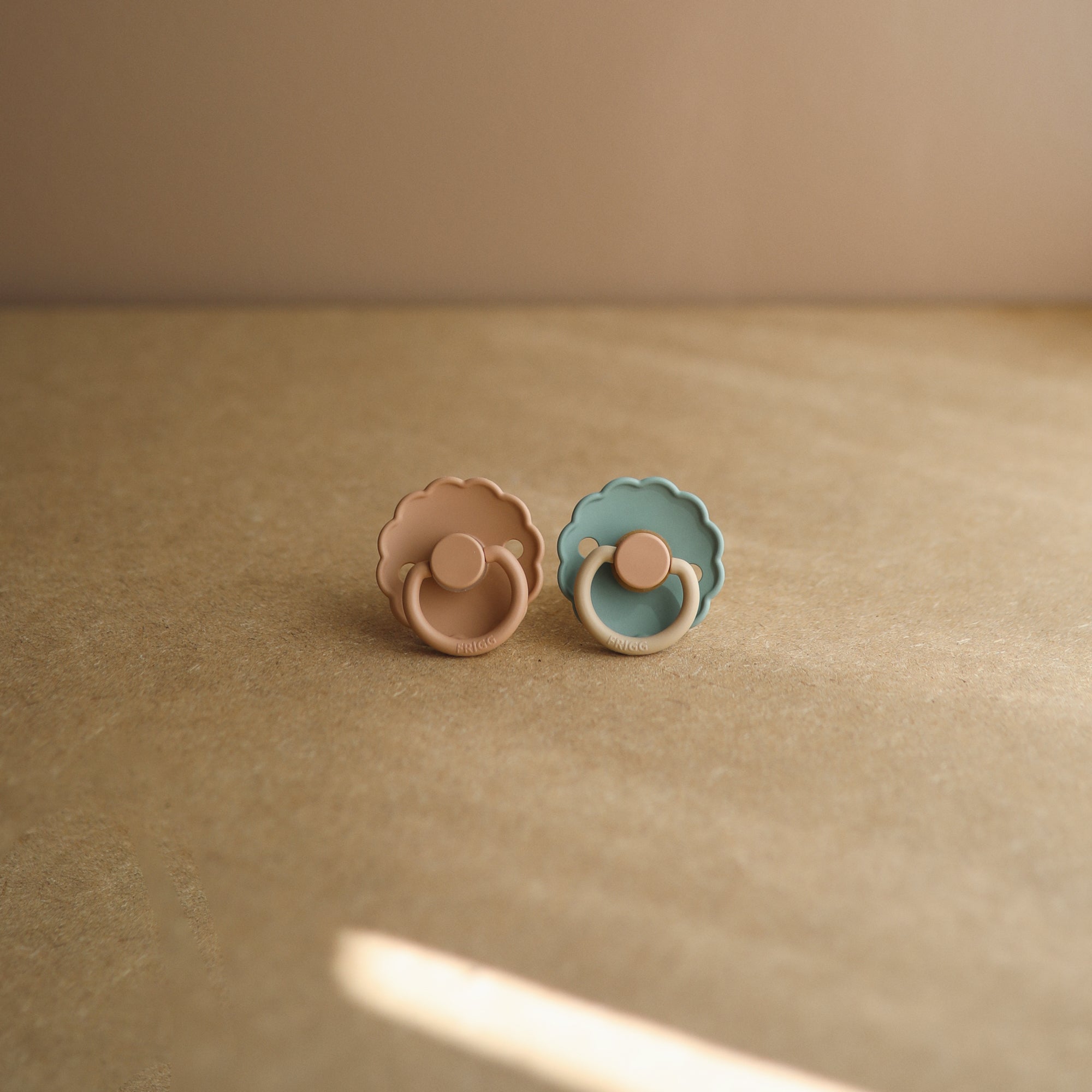 FRIGG Daisy Natural Rubber Pacifier 2-Pack FRIGG PACIFIERS Mushie