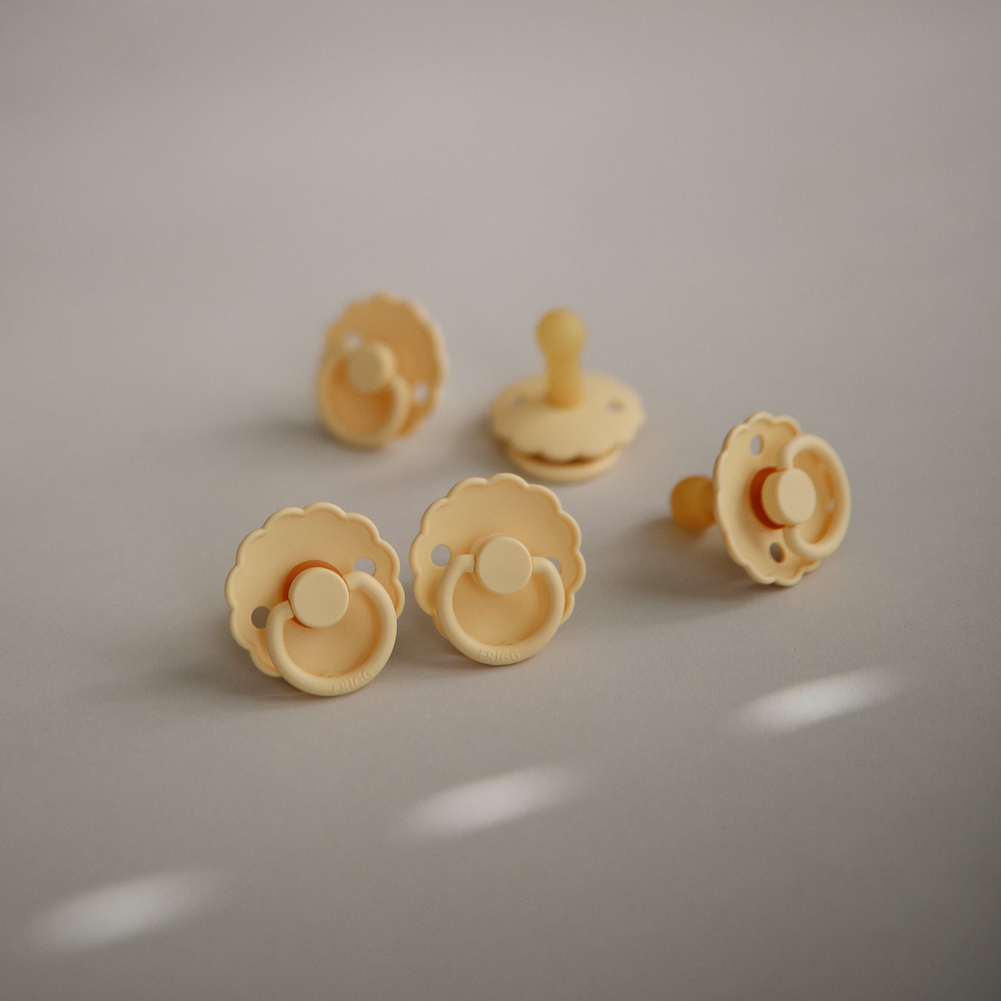 FRIGG Daisy Natural Rubber Pacifier 2-Pack FRIGG PACIFIERS Mushie
