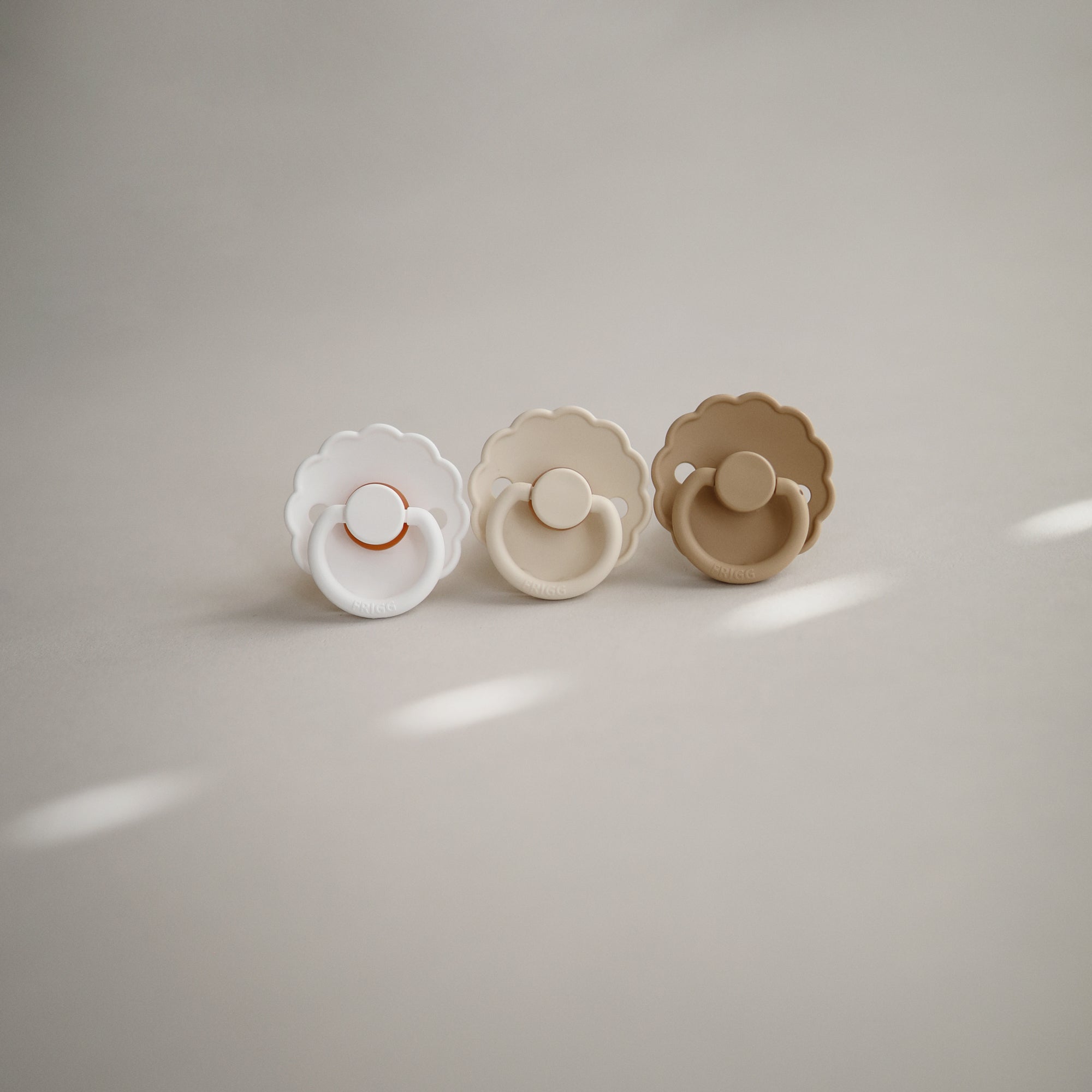 FRIGG Daisy Natural Rubber Pacifier 2-Pack FRIGG PACIFIERS Mushie