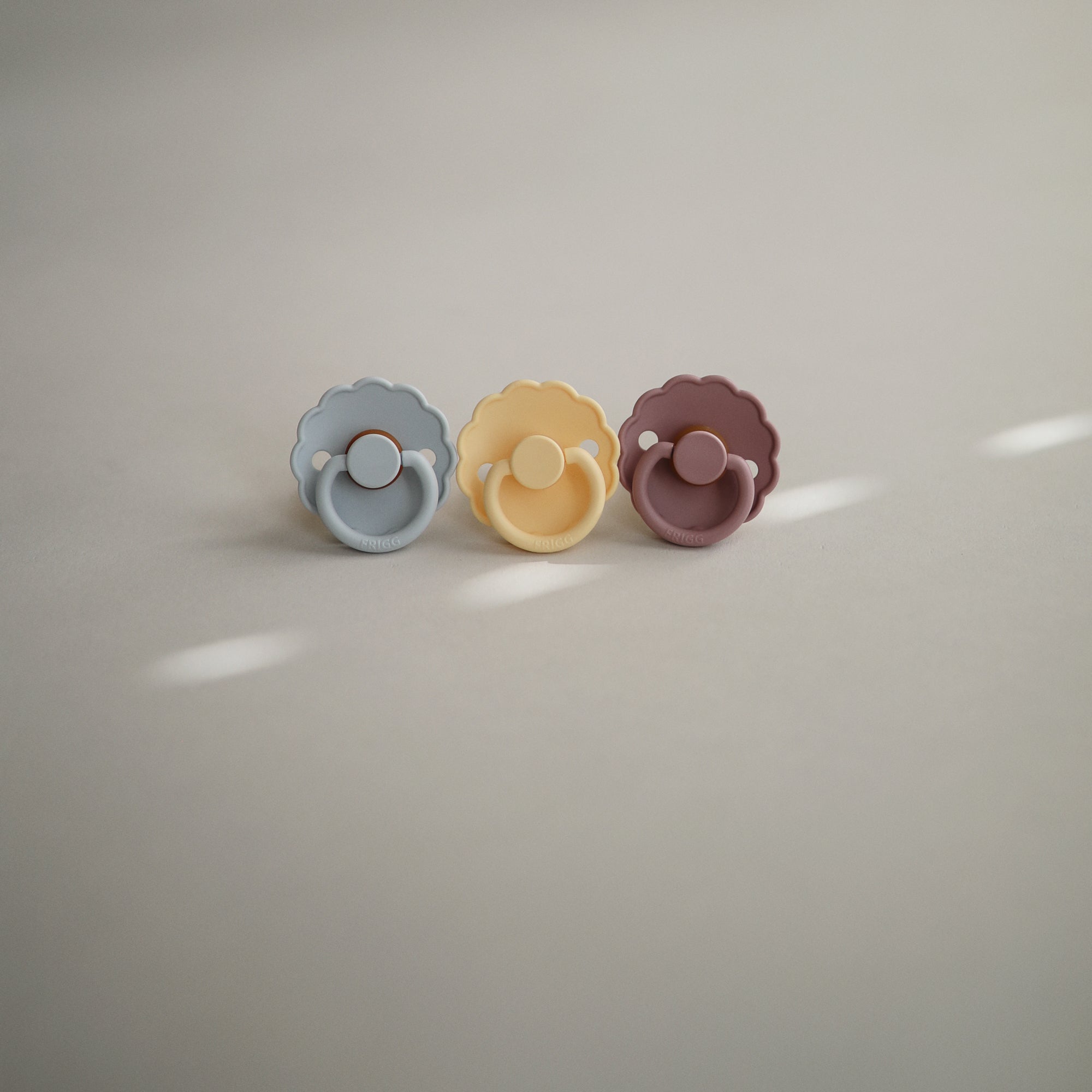 FRIGG Daisy Natural Rubber Pacifier 2-Pack FRIGG PACIFIERS Mushie