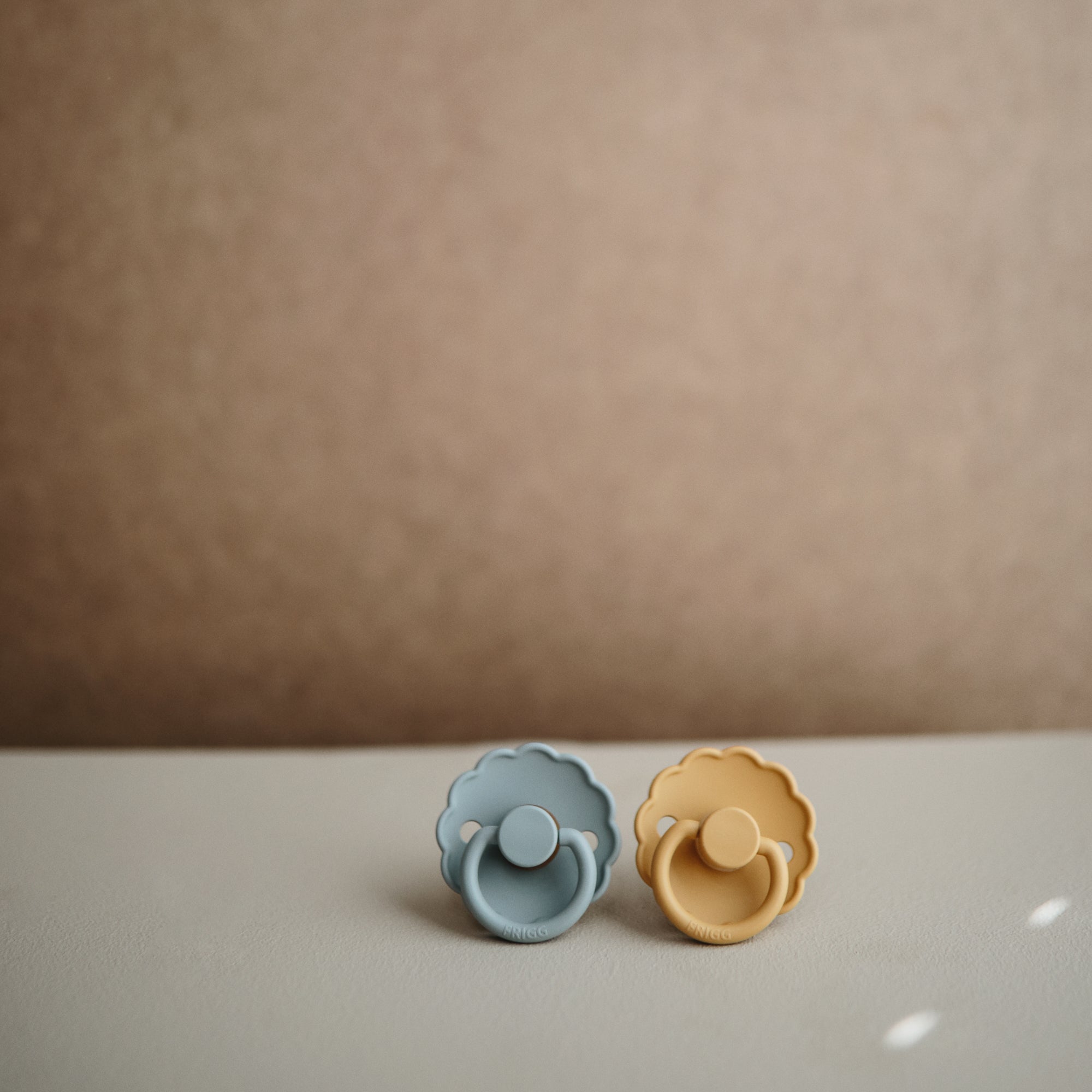 FRIGG Daisy Natural Rubber Pacifier 2-Pack FRIGG PACIFIERS Mushie
