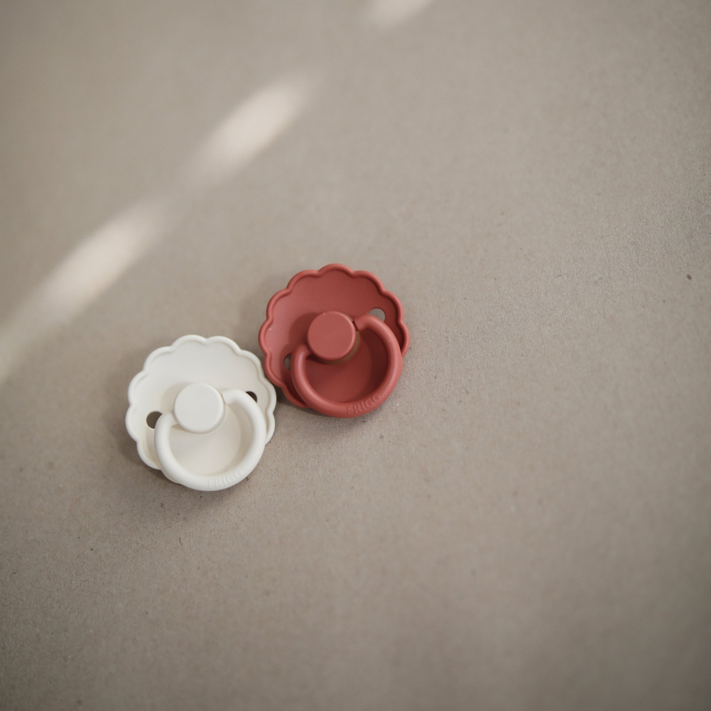 FRIGG Daisy Natural Rubber Pacifier 2-Pack FRIGG PACIFIERS Mushie
