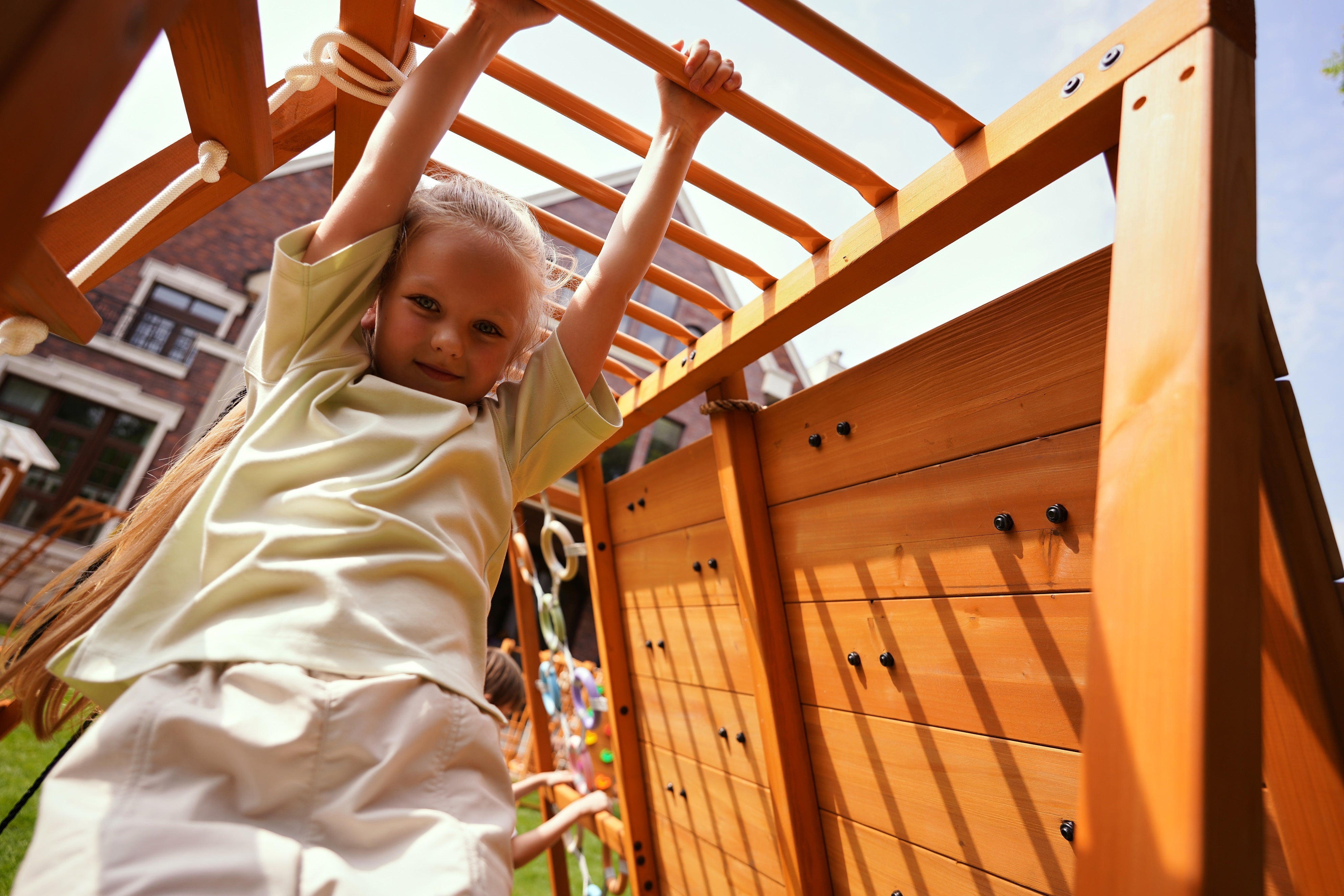 Sycamore - Backyard Ultimate Climbing Set with 2 Swings And Trapeze Bar Outdoor Avenlur.com