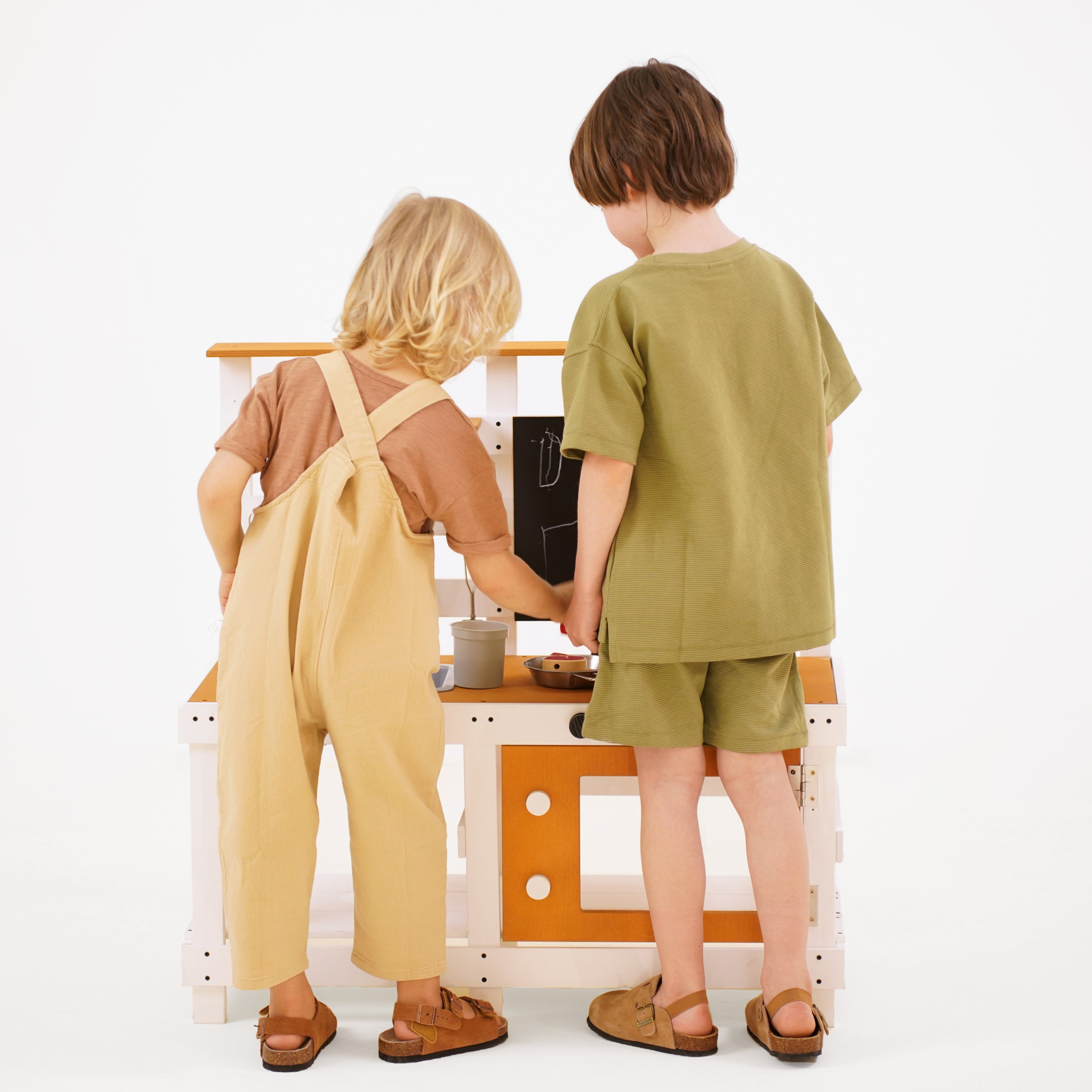 Avenlur Woodland Mud Kitchen – Montessori Outdoor Wooden Play Kitchen