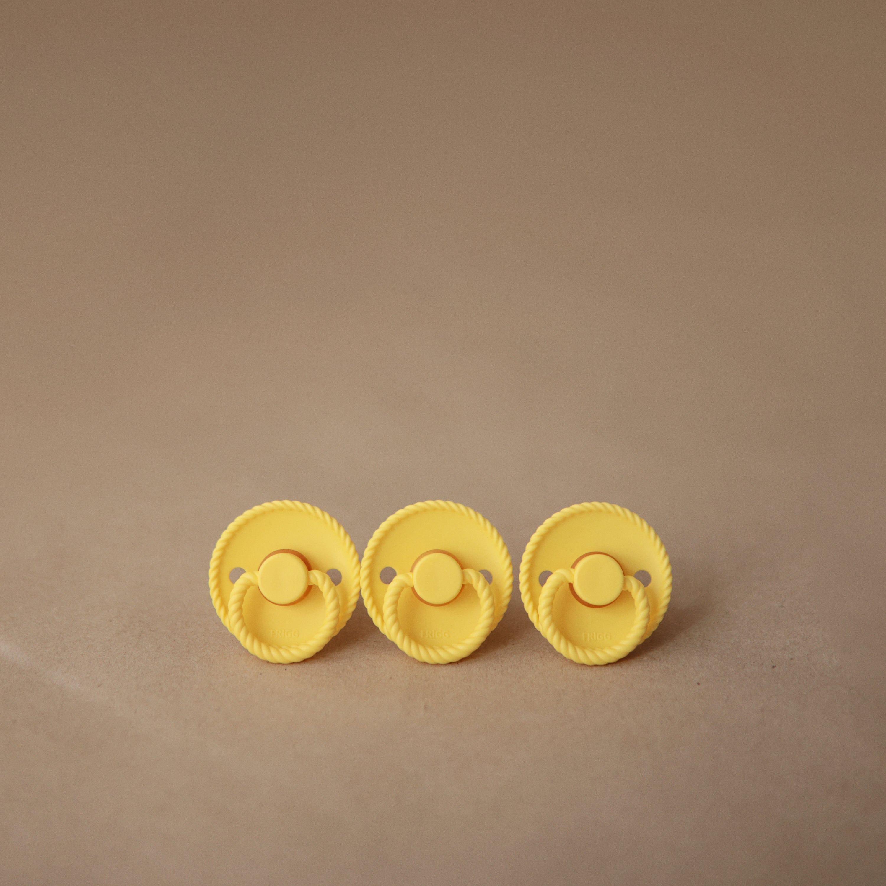 FRIGG Rope/Daisy Natural Rubber Pacifier (Sunflower/Fuchsia) 2-Pack (6-18 Months) FRIGG PACIFIERS Mushie