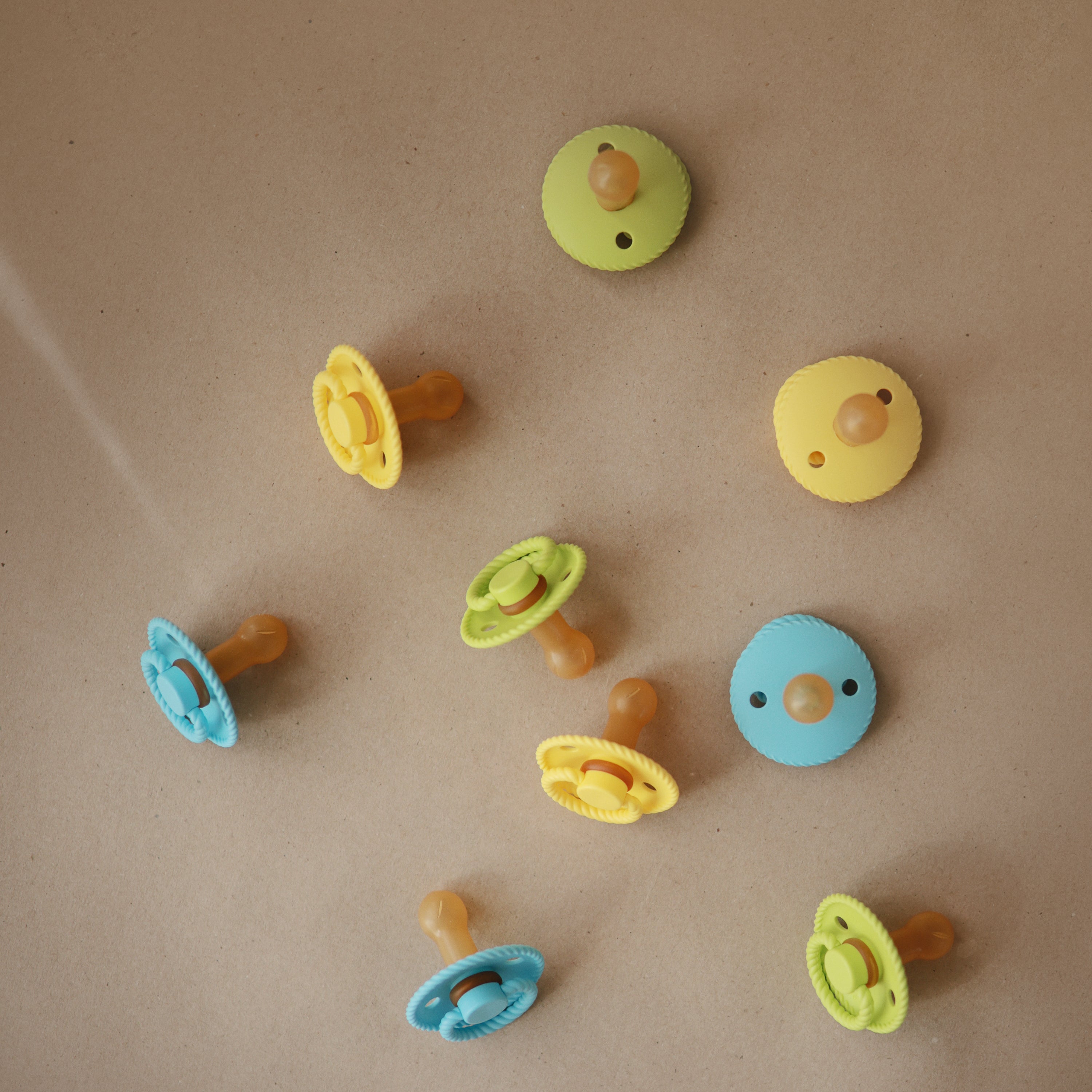 FRIGG Rope/Daisy Natural Rubber Pacifier (Sunflower/Fuchsia) 2-Pack (6-18 Months) FRIGG PACIFIERS Mushie