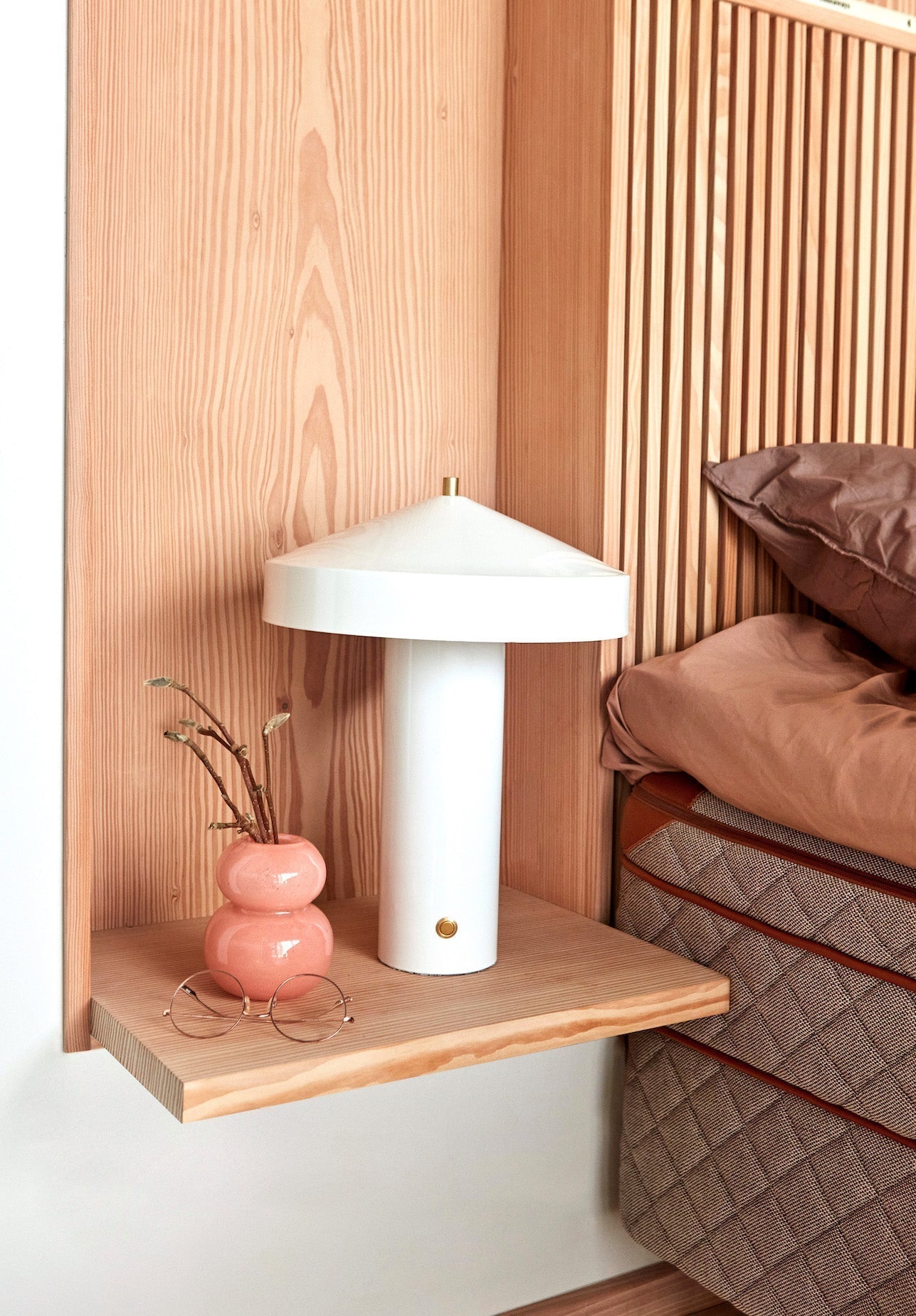Hatto Table Lamp (EU) in White