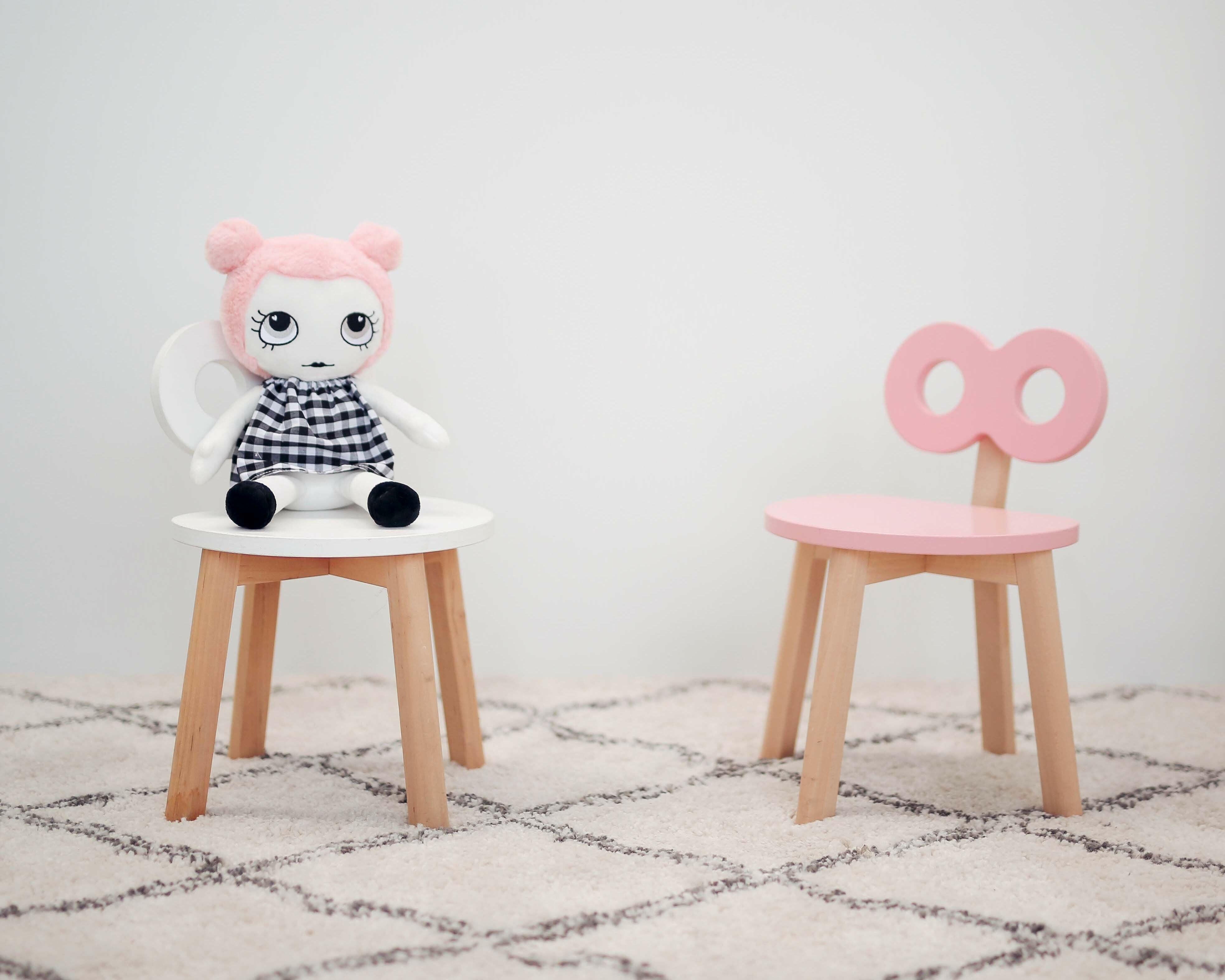 Double-O Chair in White Ooh Noo