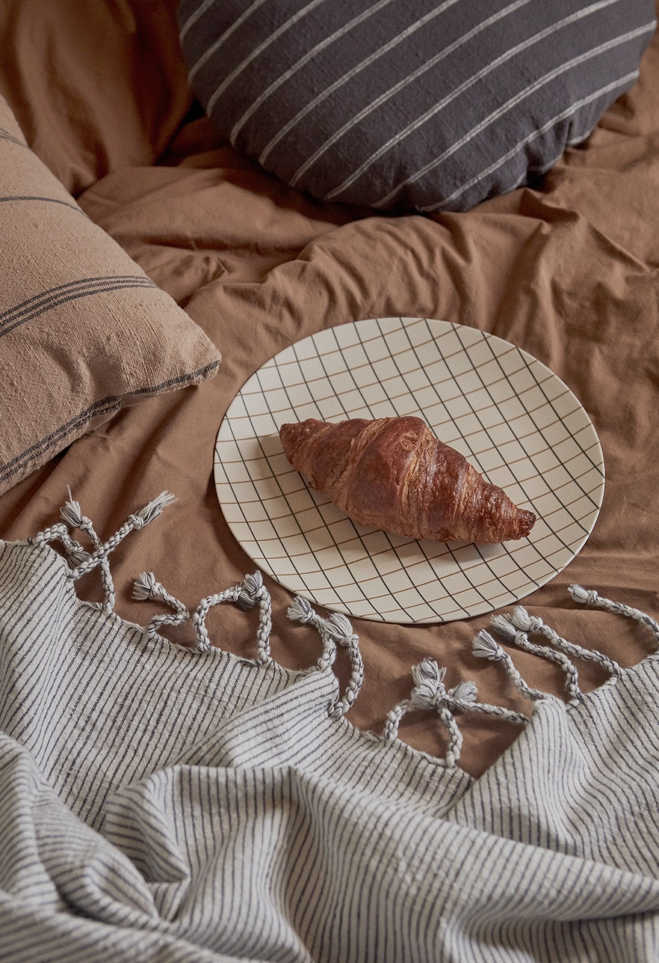 Gobi - Stripe Bed Cover - White / Anthracite