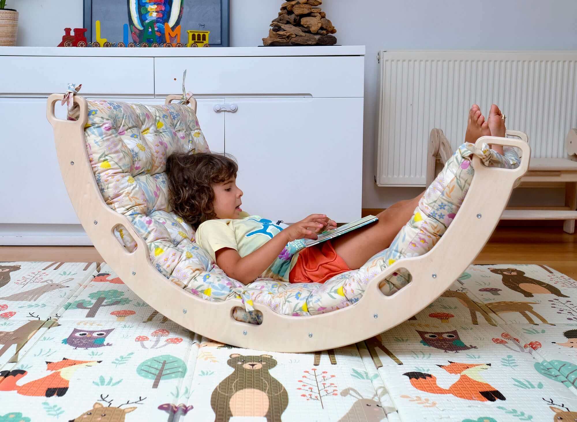 Climbing Arch / Rocker with Spring Pattern Pillow