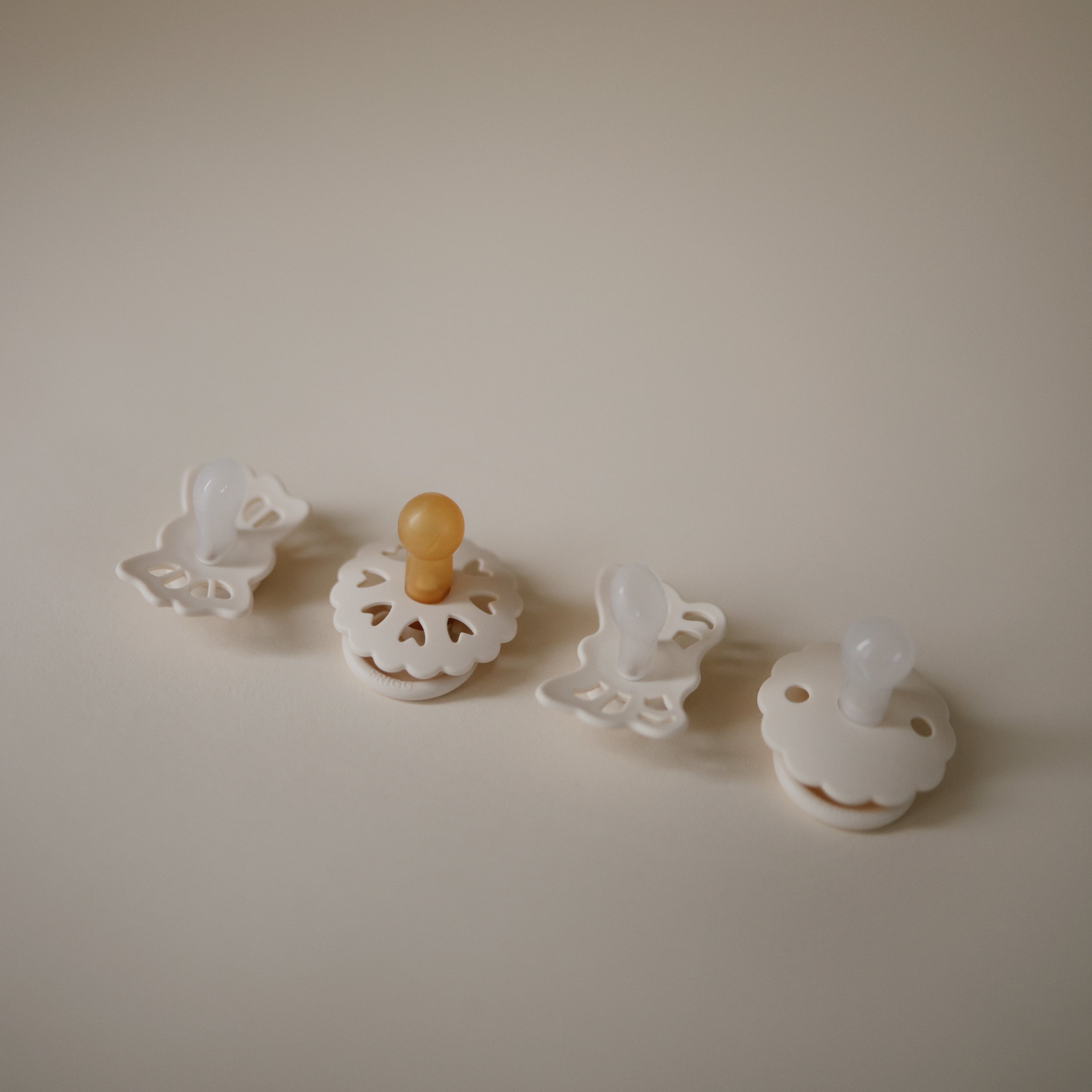 FRIGG Baby's First Pacifier Floral Heart (Cream) 4-Pack FRIGG PACIFIERS Mushie