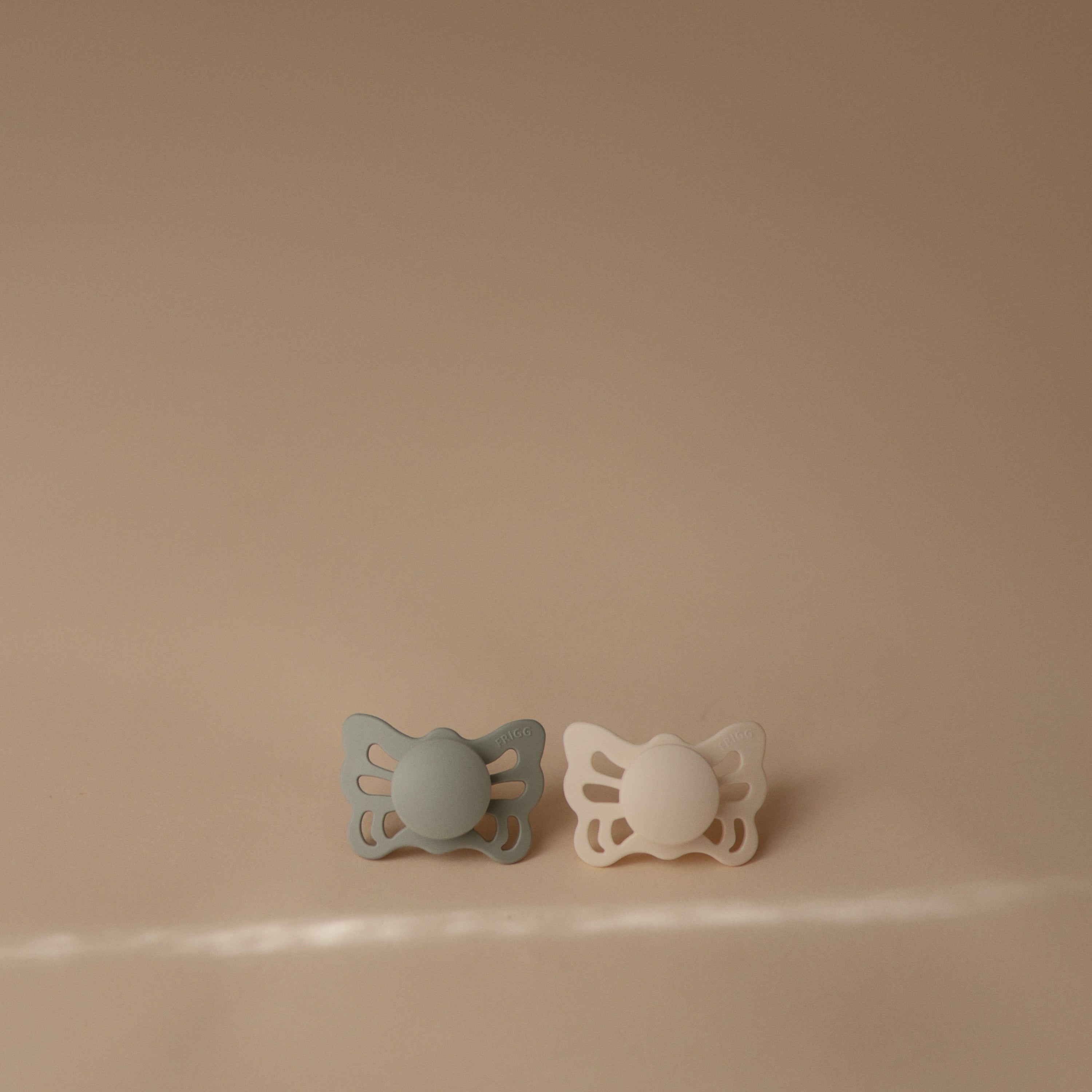 FRIGG Butterfly Anatomical Silicone Pacifier 2-Pack (0-6 Months) FRIGG PACIFIERS Mushie