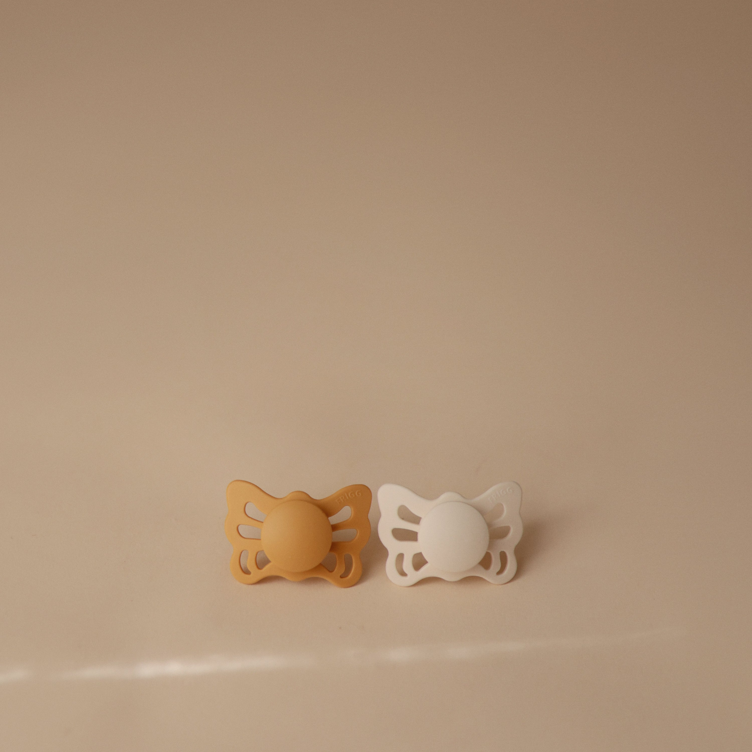 FRIGG Butterfly Anatomical Silicone Pacifier 2-Pack (0-6 Months) FRIGG PACIFIERS Mushie