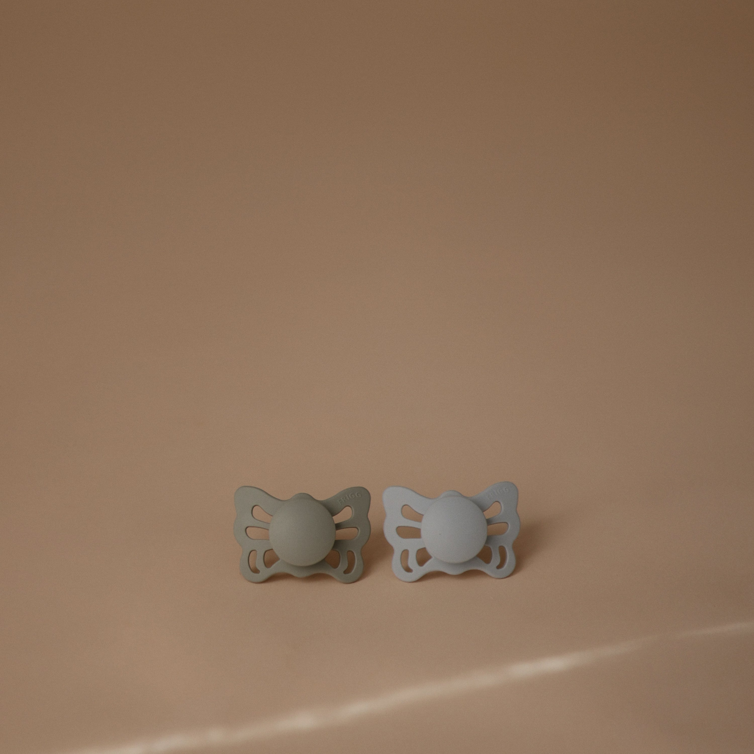 FRIGG Butterfly Anatomical Silicone Pacifier 2-Pack (0-6 Months) FRIGG PACIFIERS Mushie