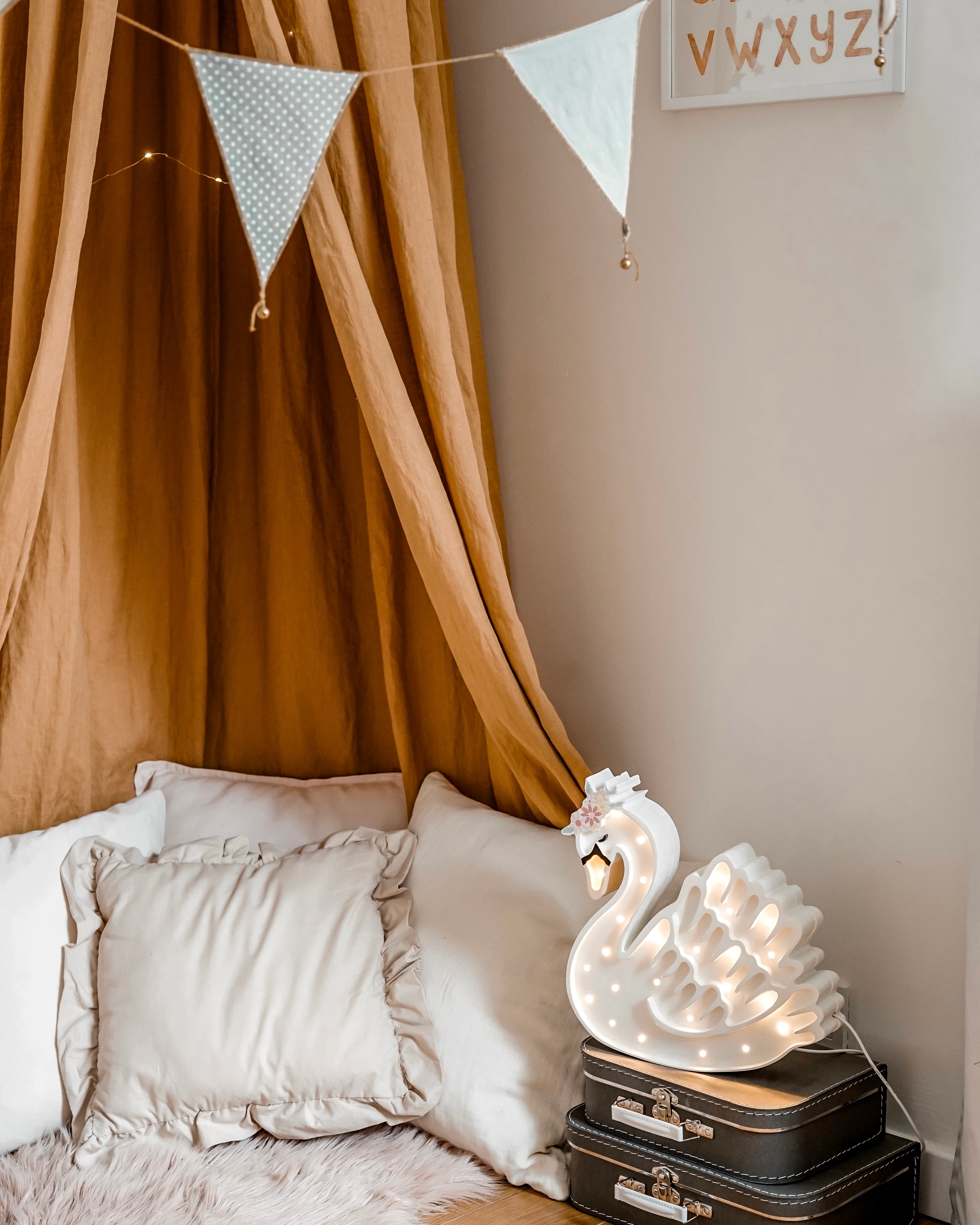 Little Lights Swan Lamp