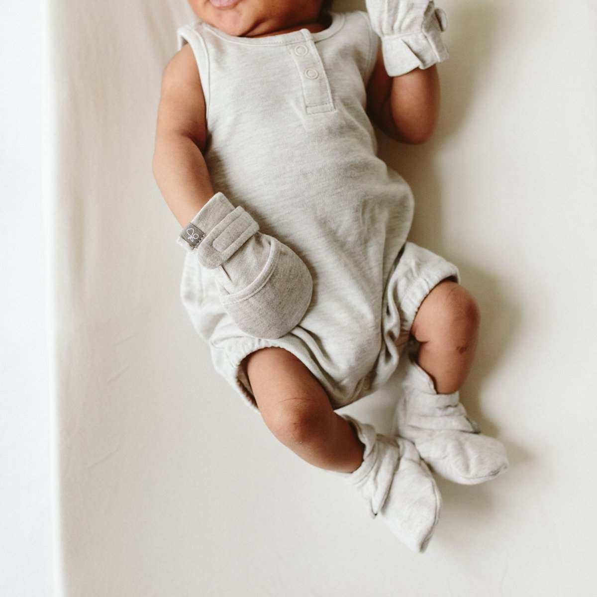 GOUMIKIDS PREEMIE STAY ON MITTS | STORM GRAY