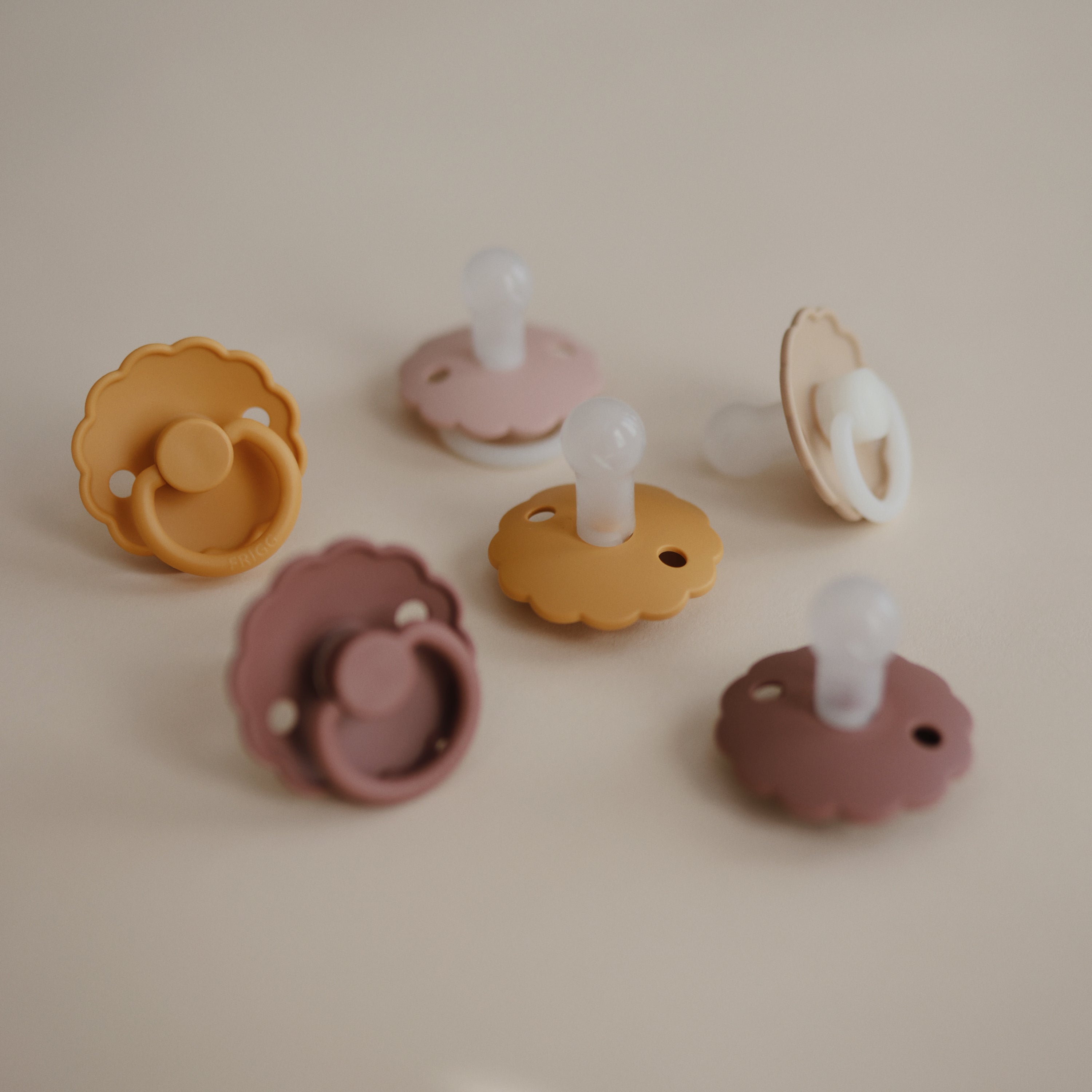 FRIGG Daisy Night Silicone Pacifier 2-Pack FRIGG PACIFIERS Mushie