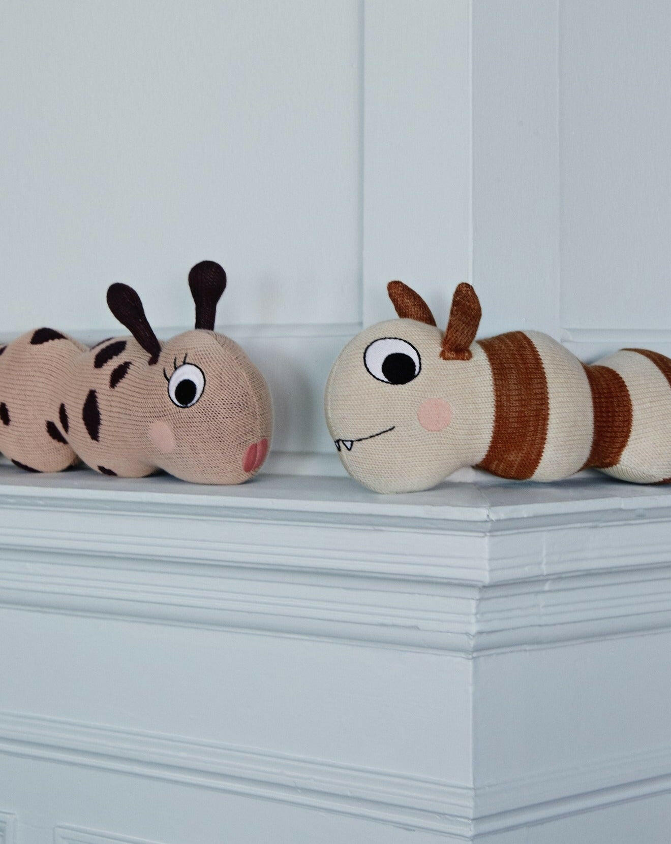 Leo Larva Figure - Caramel / Offwhite Stuffies OYOY