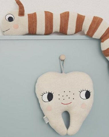 Leo Larva Figure - Caramel / Offwhite Stuffies OYOY