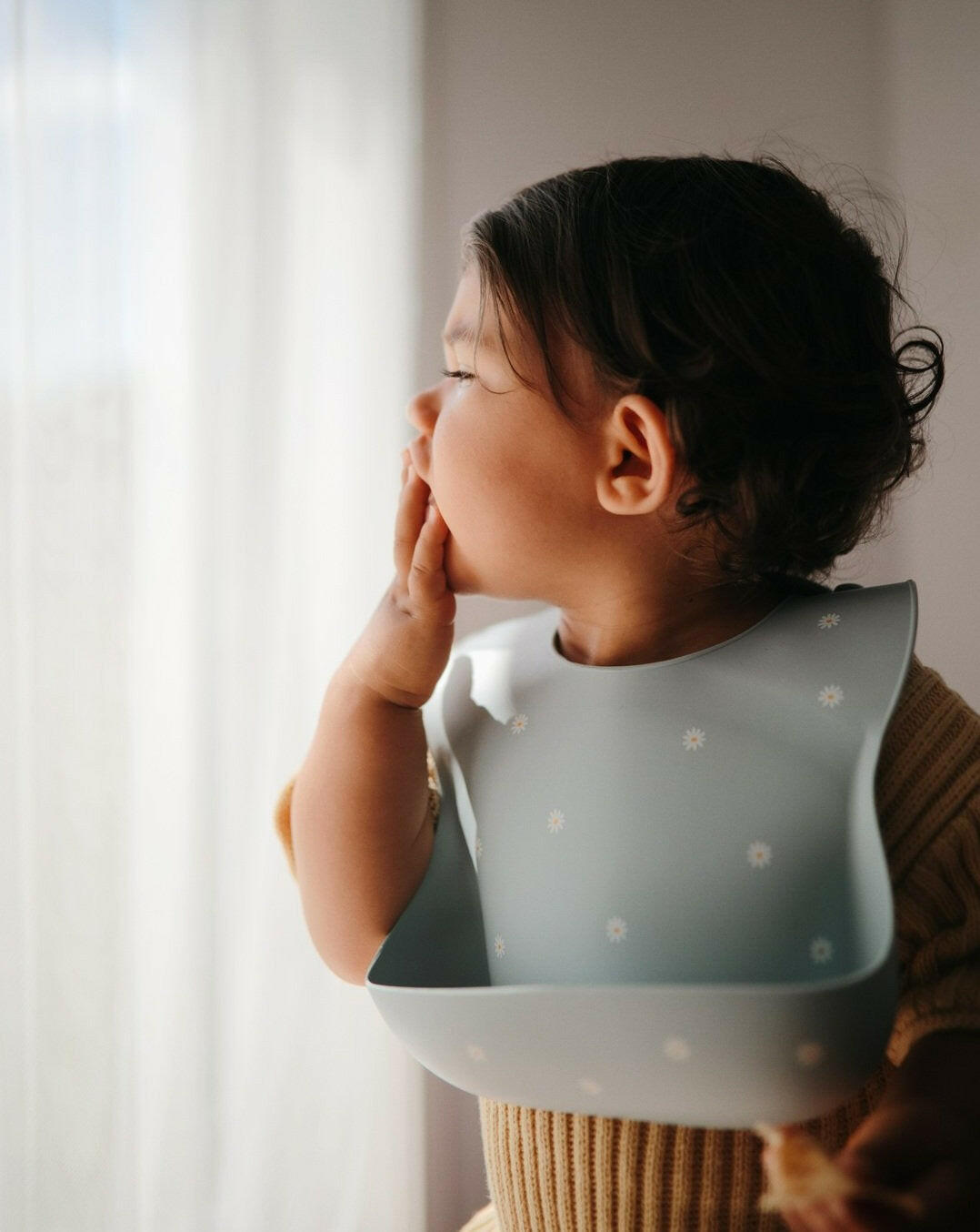 Silicone Baby Bib - White Daisy feeding Mushie