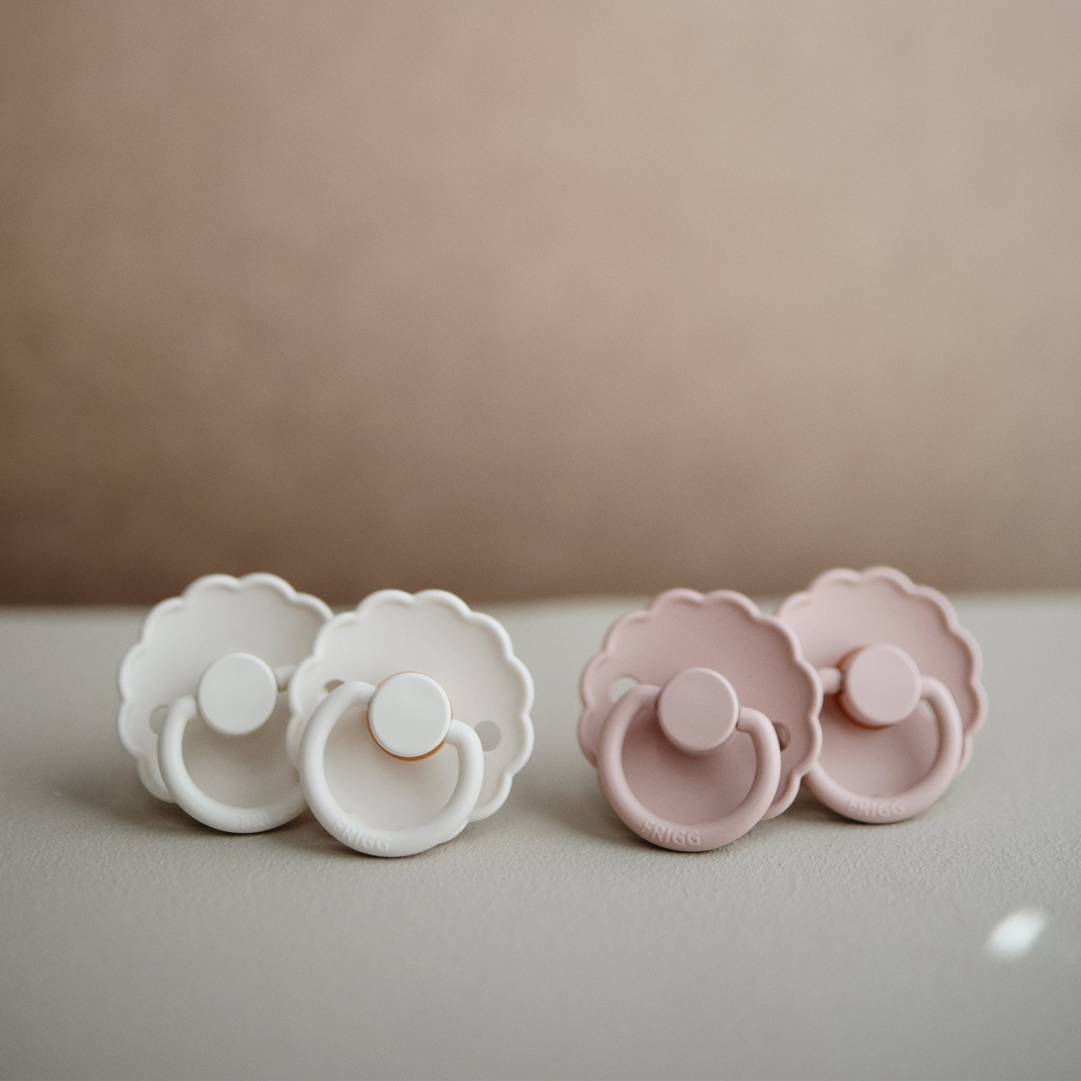FRIGG Daisy Natural Rubber Pacifier 2-Pack