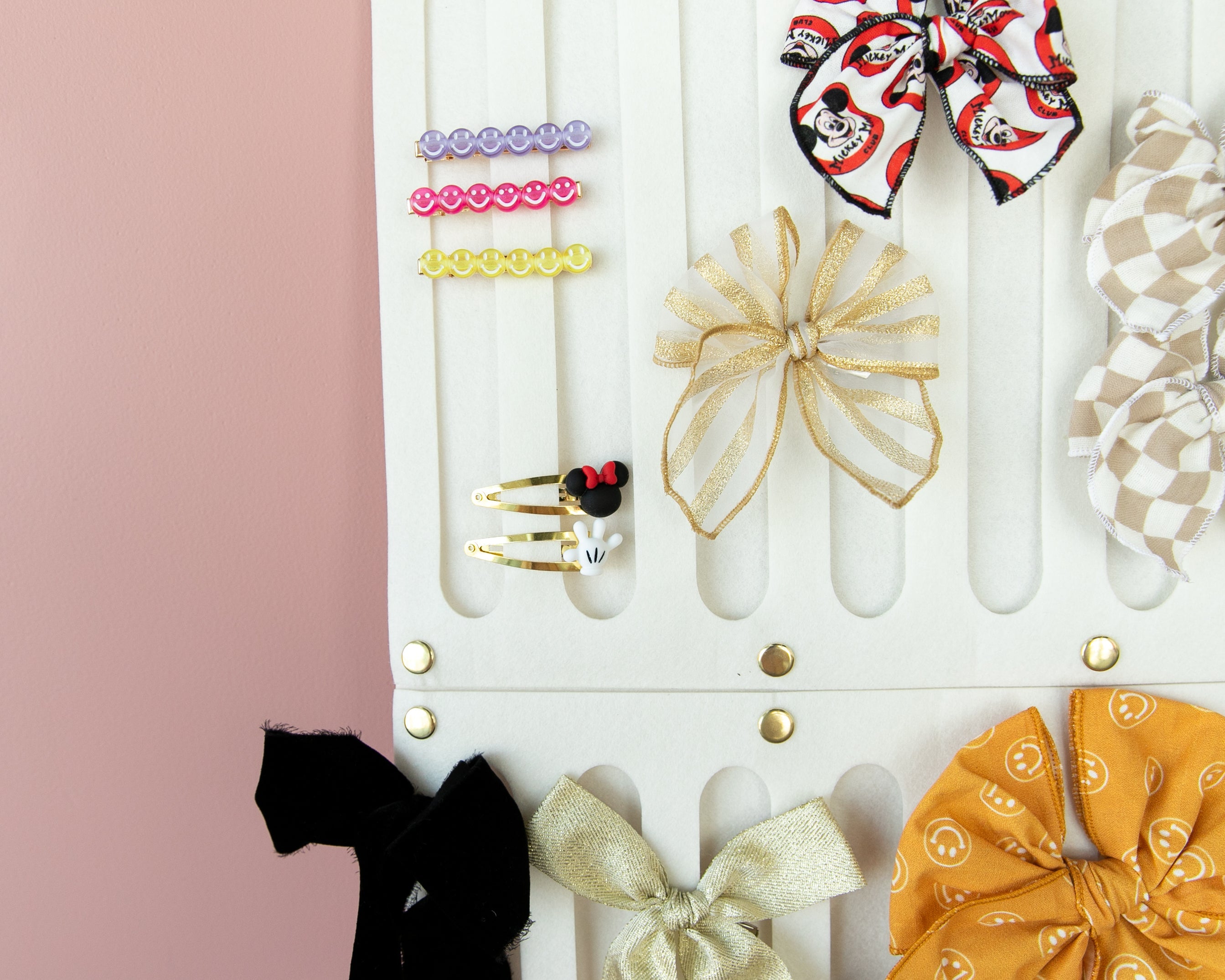 Modern Piggy Felt Bow Organizer