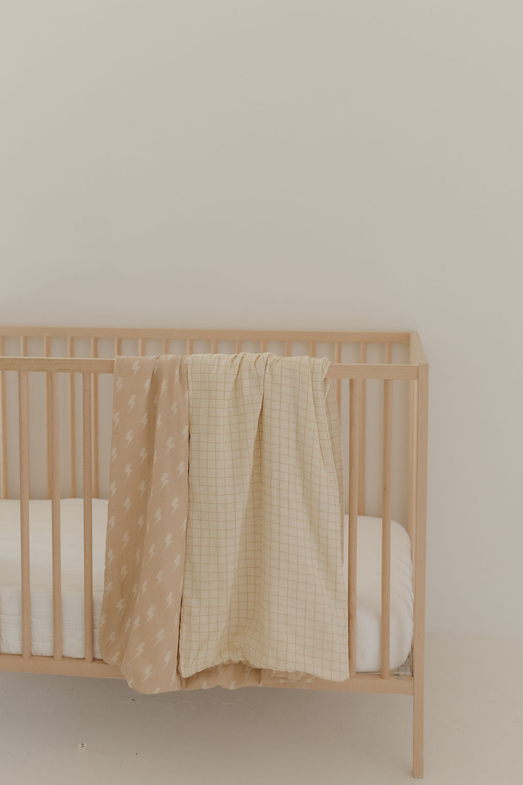 Muslin Quilt | MIS-PRINT Tan & Cream Lightning Bolt