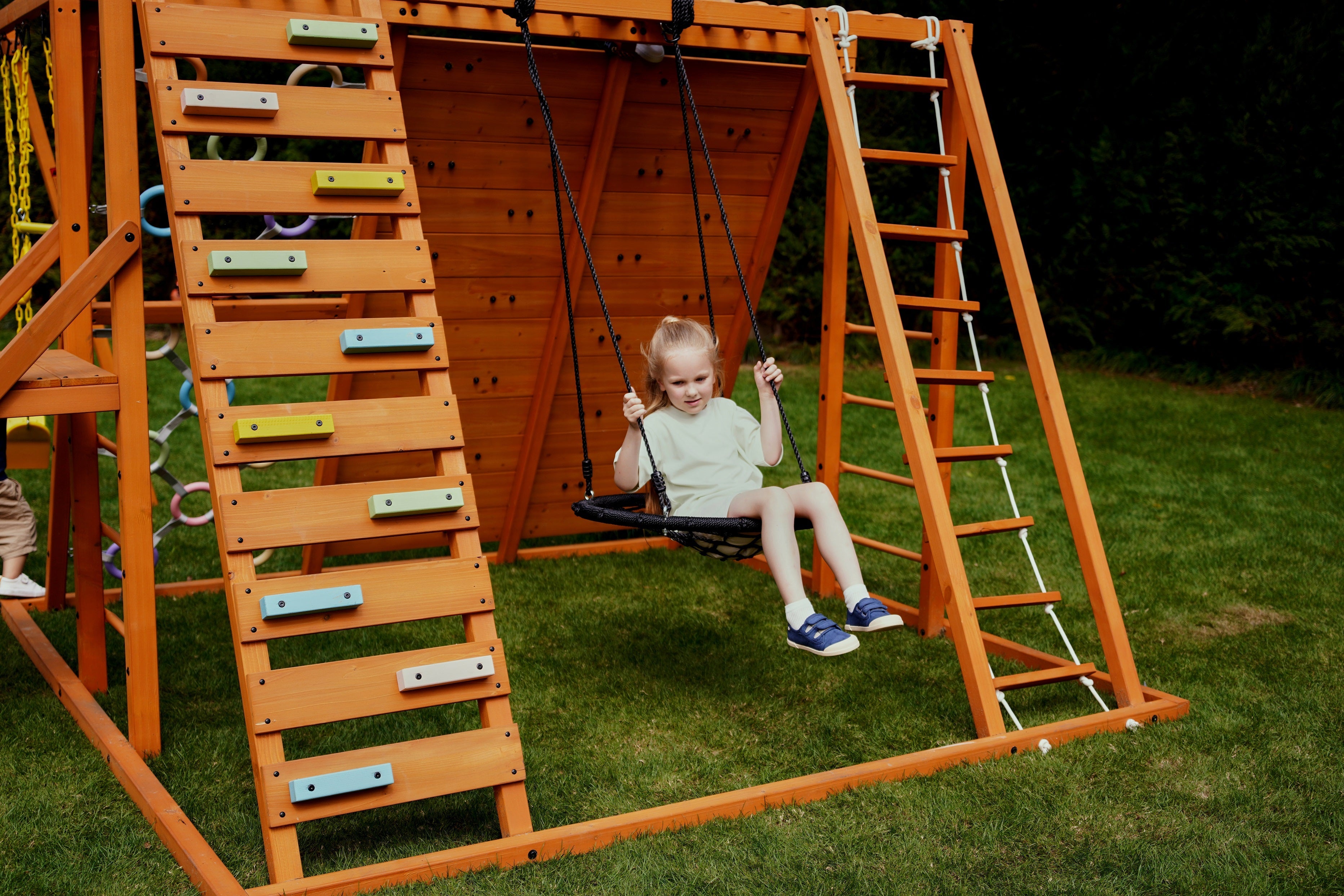 Sycamore - Backyard Ultimate Climbing Set with 2 Swings And Trapeze Bar Outdoor Avenlur.com   