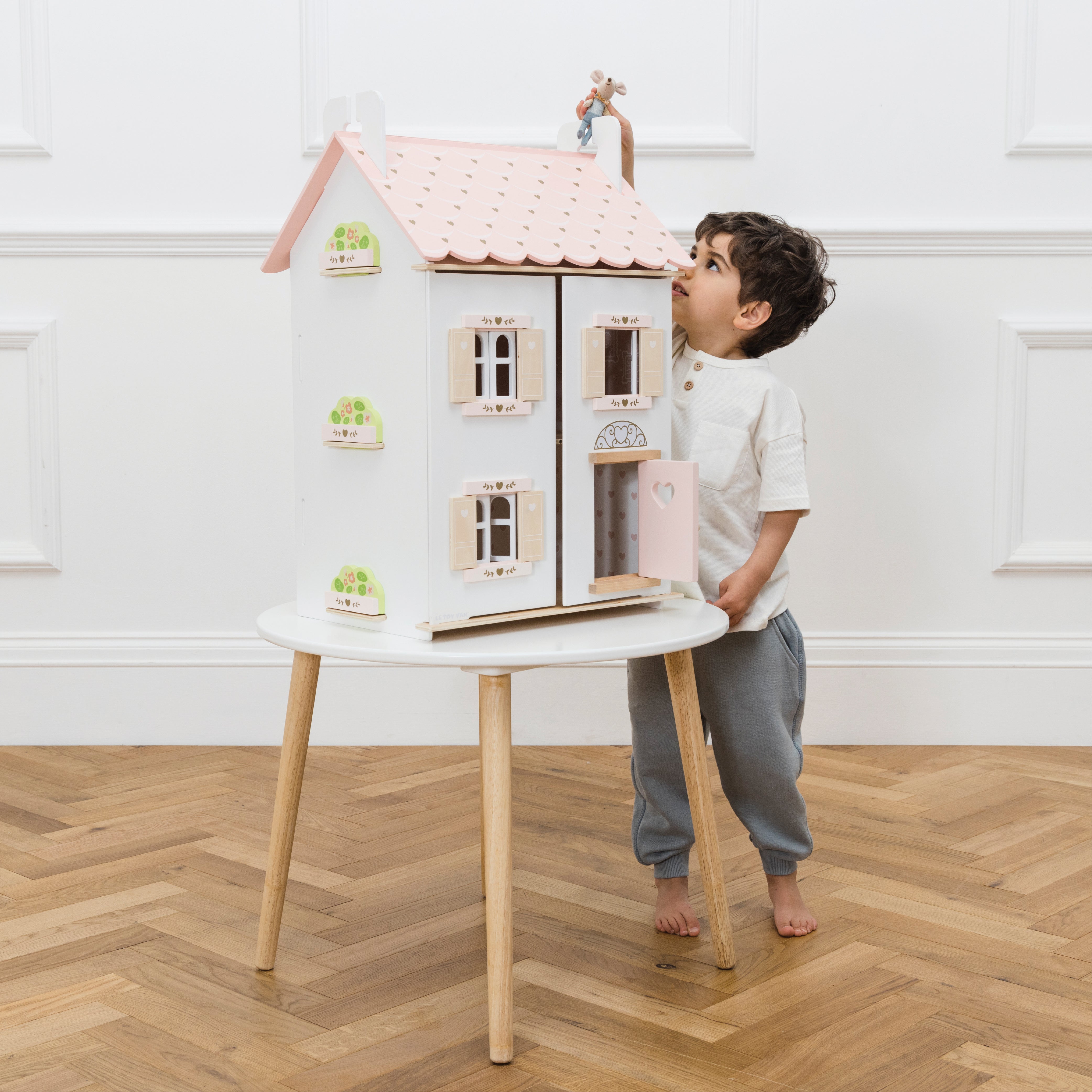 Roseheart Wooden Dolls House, Furniture & Family