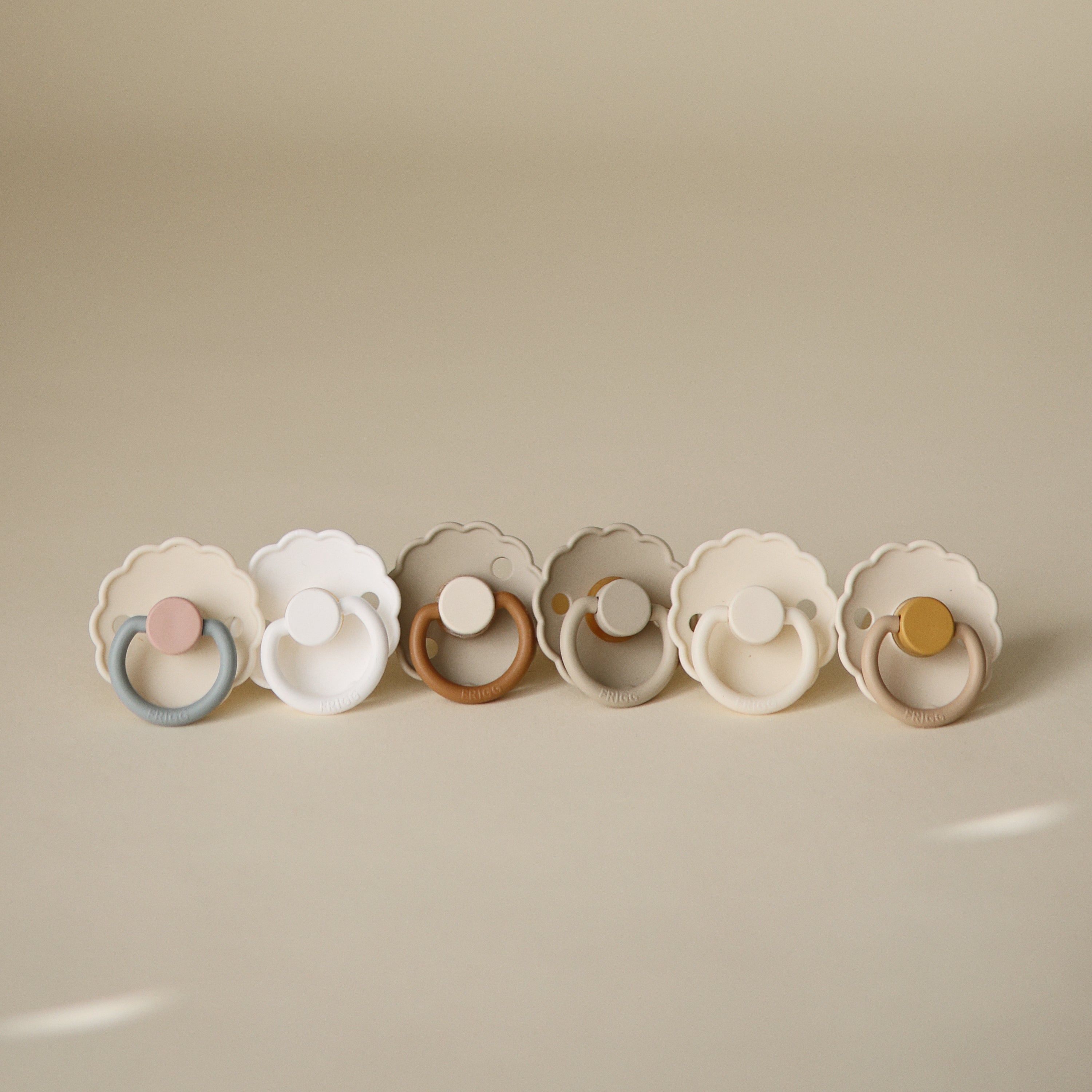 FRIGG Daisy Natural Rubber Pacifier 2-Pack