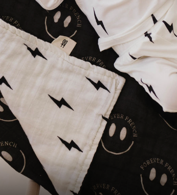 Muslin Quilt | Charcoal ff Smile & White Bolt