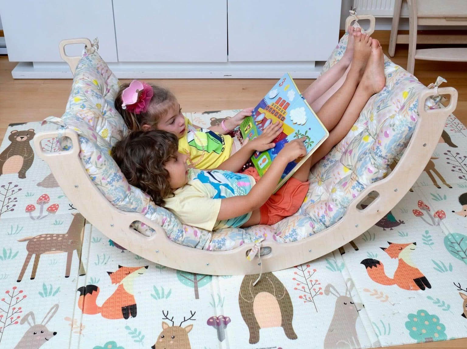 Climbing Arch / Rocker with Spring Pattern Pillow