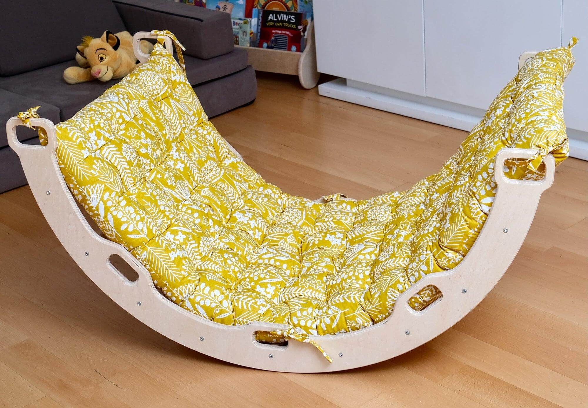 Climbing Arch / Rocker with Sunny Pattern Pillow