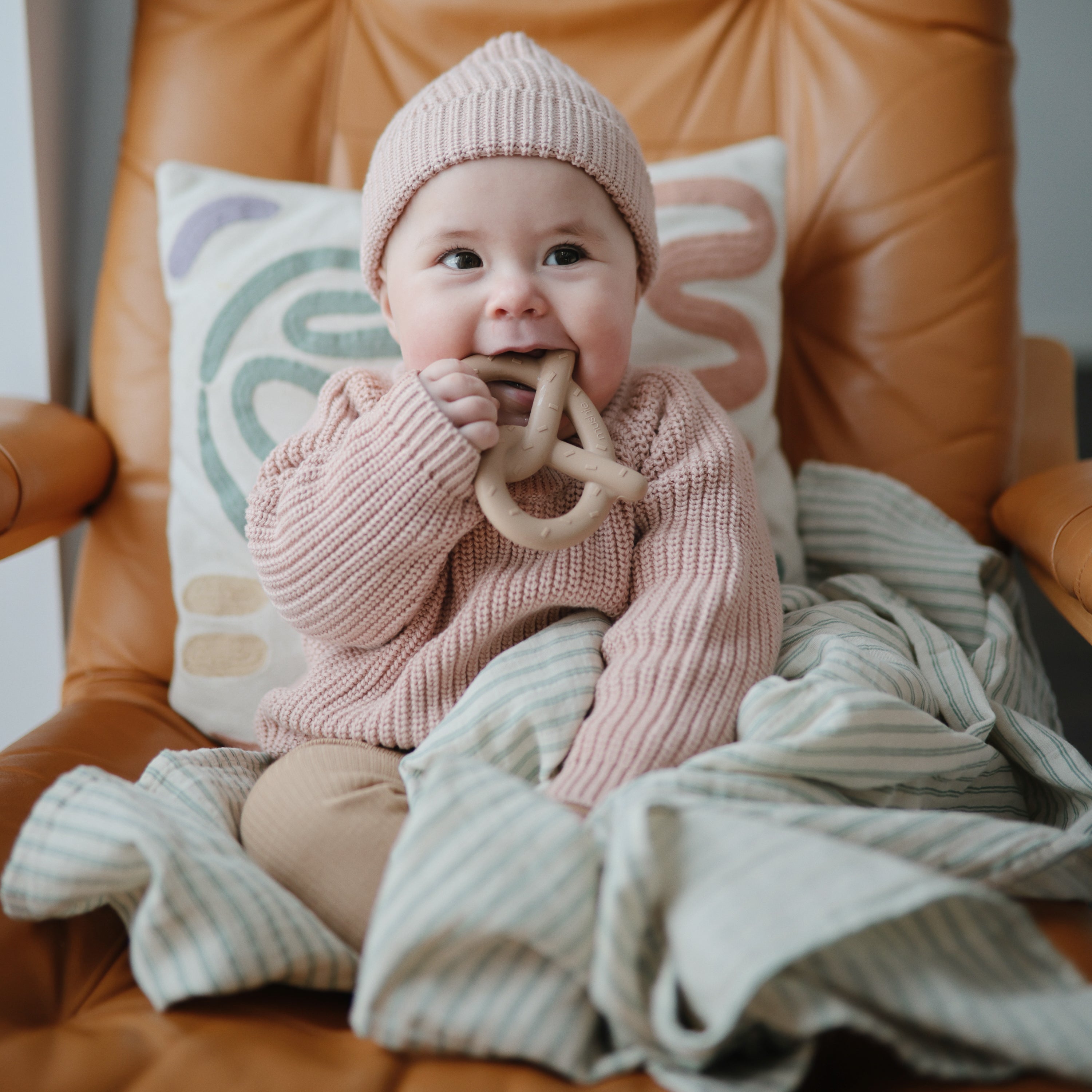 Pretzel Teether teether Mushie   