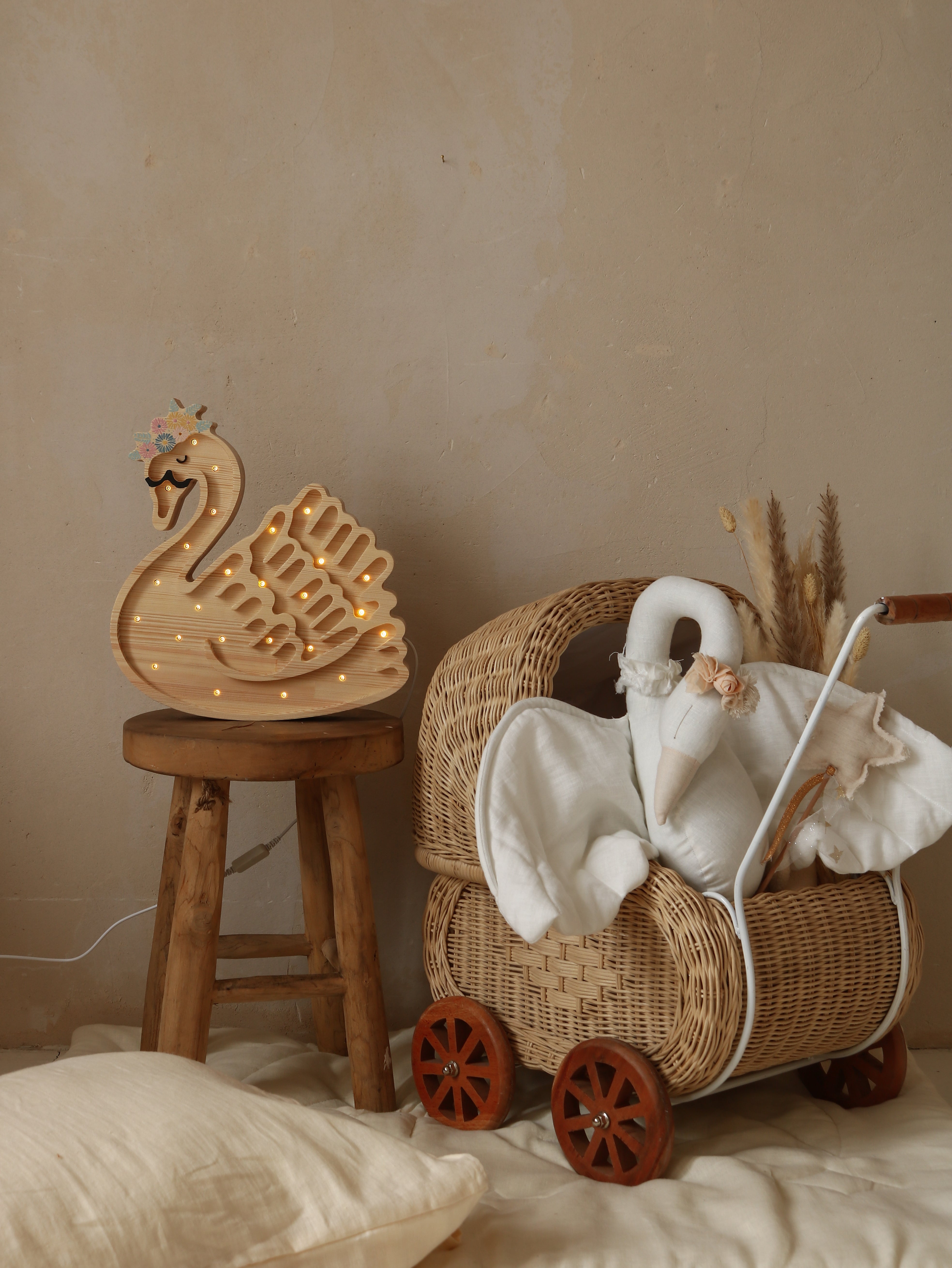 Little Lights Swan Lamp