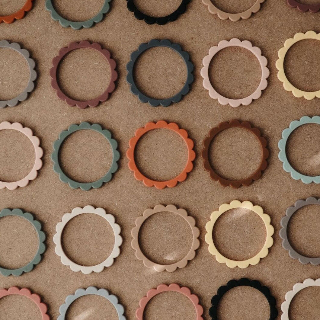 Flower Teething Bracelet 3 - Pack Cambridge Blue / Clementine / Natural Baby Essentials Mushie   