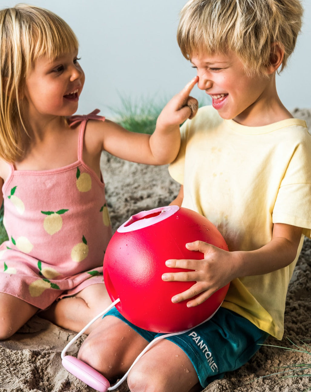 Ballo Beach Bucket - Cherry Red & Sweet Pink Beach & Sand Toys Quut   