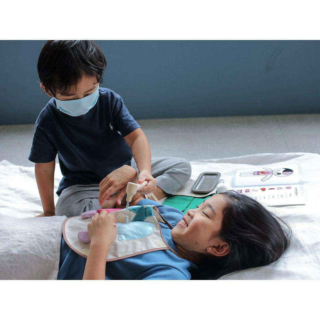Surgeon Play Set  PlanToys   